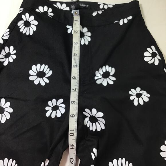 SMAK PARLOUR XS Black White Daisy Floral Into The Groove Flare Jeans NWT B81 - Picture 5 of 8